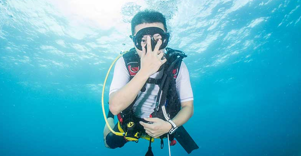 scuba-diver-suffering-from-diving-and-ear-problems scuba-diver-suffering-from-diving-and-ear-problems